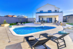 Villa with heated pool
